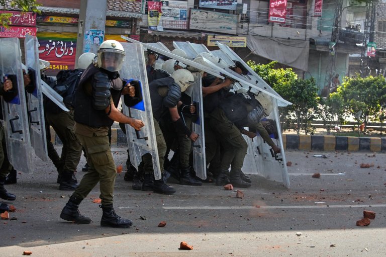 Violence erupts in eastern Pakistan as Islamists try to march on capital for pro-Palestinian rally | iNFOnews.ca