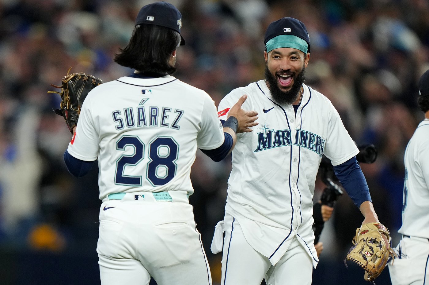Photo Gallery: Mariners take 3-2 lead in ALCS with 6-2 win in Game 5 | iNFOnews.ca