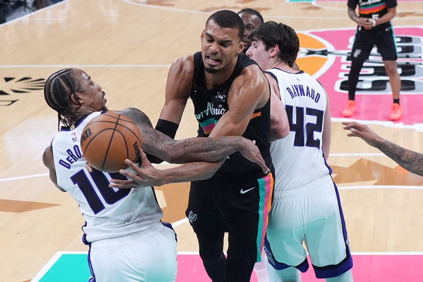 Wembanyama has 28 points, 15 rebounds to lead Spurs to eighth straight win, 139-122 over Kings | iNFOnews.ca