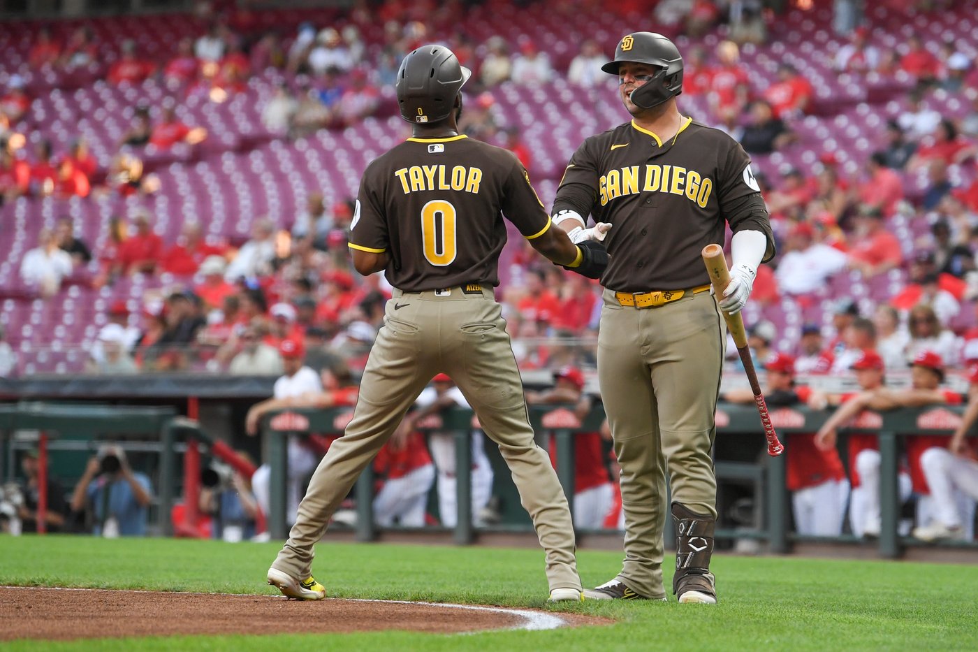 Trevino singles in go-ahead run in 8th as Reds beat wild-card chasing Padres 4-3 | iNFOnews.ca