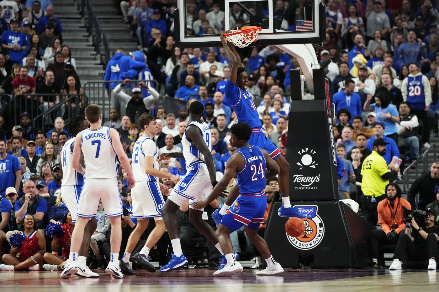 No. 1 Kansas hangs on to beat No. 11 Duke 75-72 after Dickinson ejection | iNFOnews.ca