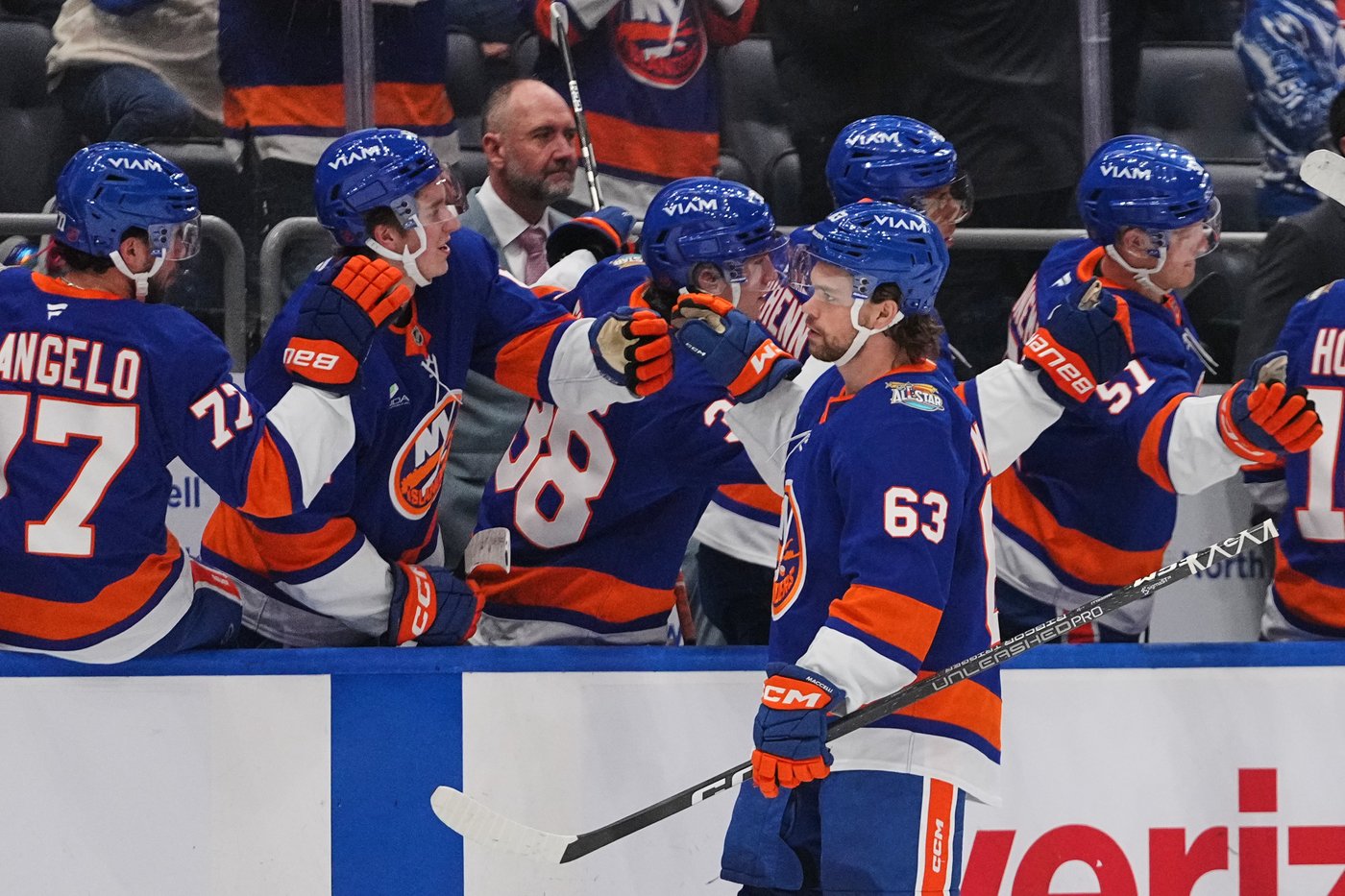 Kyle Palmieri scores twice as Islanders beat struggling Canucks 3-2 | iNFOnews.ca