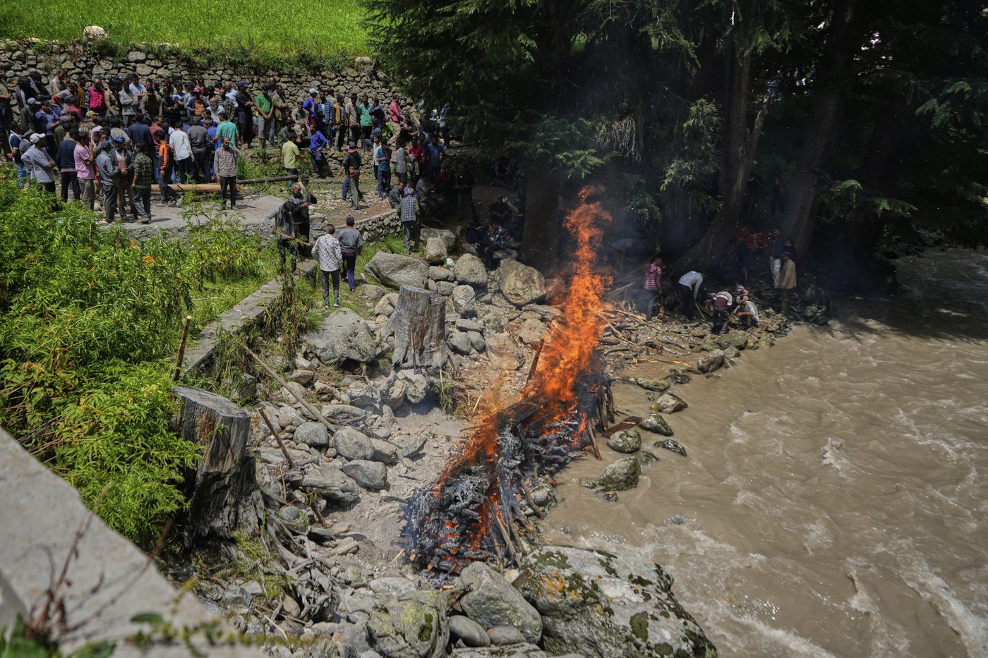 Photos of mourners and searches for the missing from flash floods in Pakistan and India | iNFOnews.ca