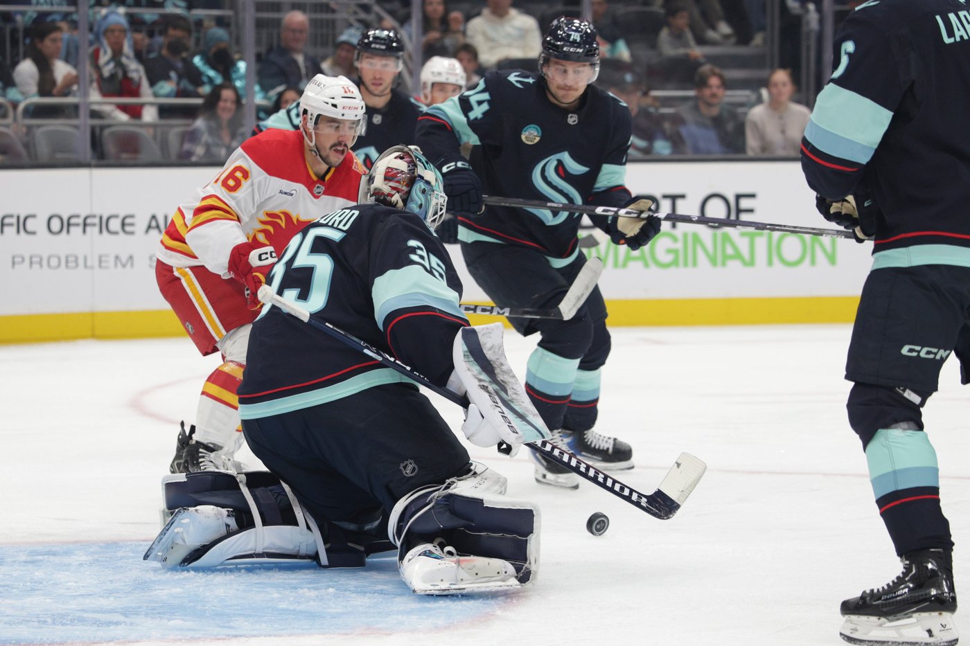 Samoskevich scores twice and Kraken beat Flames 6-1 in home opener as Calgary stays winless | iNFOnews.ca Samoskevich scores twice and Kraken beat Flames 6-1 in home opener as Calgary stays winless | iNFOnews.ca