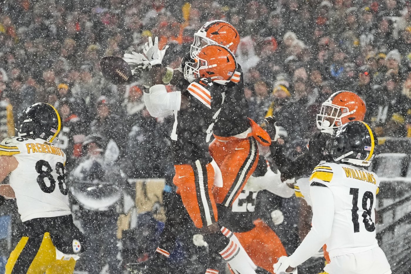 Nick Chubb plows through heavy snow for 2-yard TD, giving Browns 24-19 win over Steelers | iNFOnews.ca Nick Chubb plows through heavy snow for 2-yard TD, giving Browns 24-19 win over Steelers | iNFOnews.ca