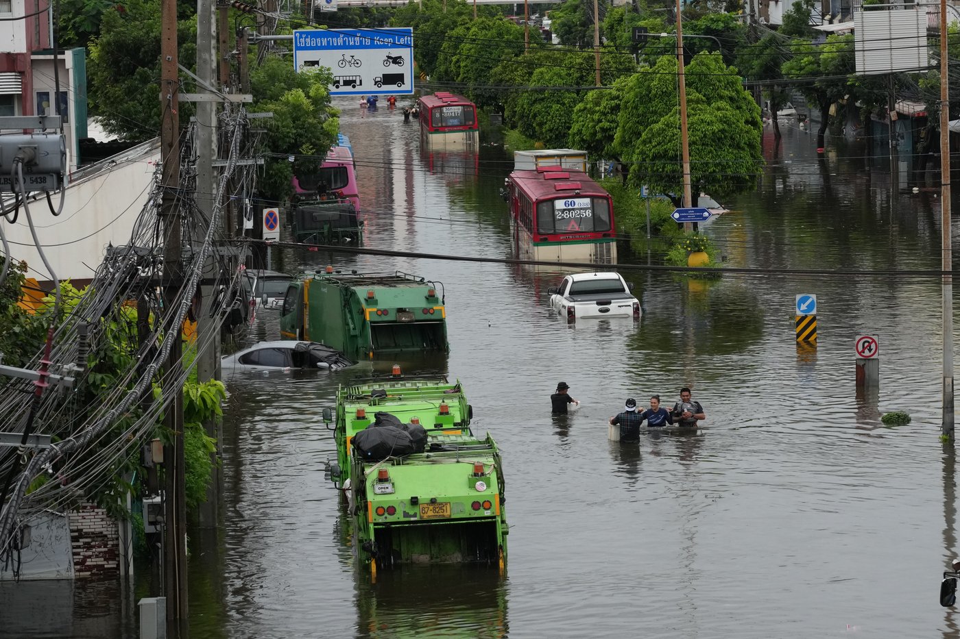 Rain eases in Bangkok but persistent flooding forces thousands to leave home | iNFOnews.ca Rain eases in Bangkok but persistent flooding forces thousands to leave home | iNFOnews.ca