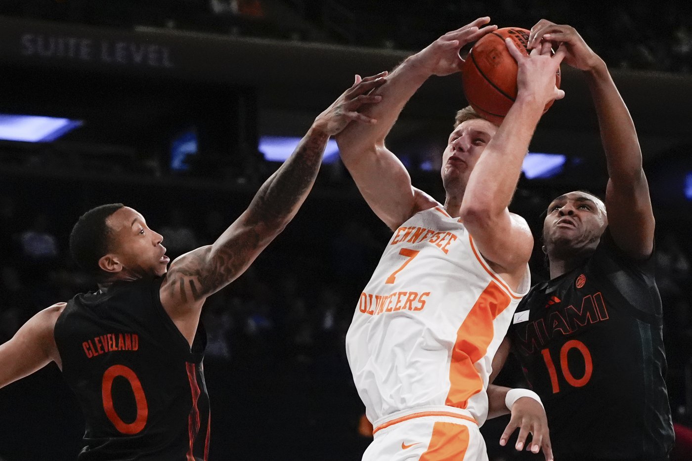 Lanier scores 22 points as No. 1 Tennessee beats Miami 75-62 at Jimmy V Classic | iNFOnews.ca