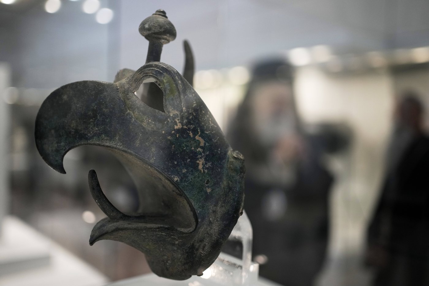 An ancient bronze griffin head is returned to Greece from New York in a major repatriation move | iNFOnews.ca