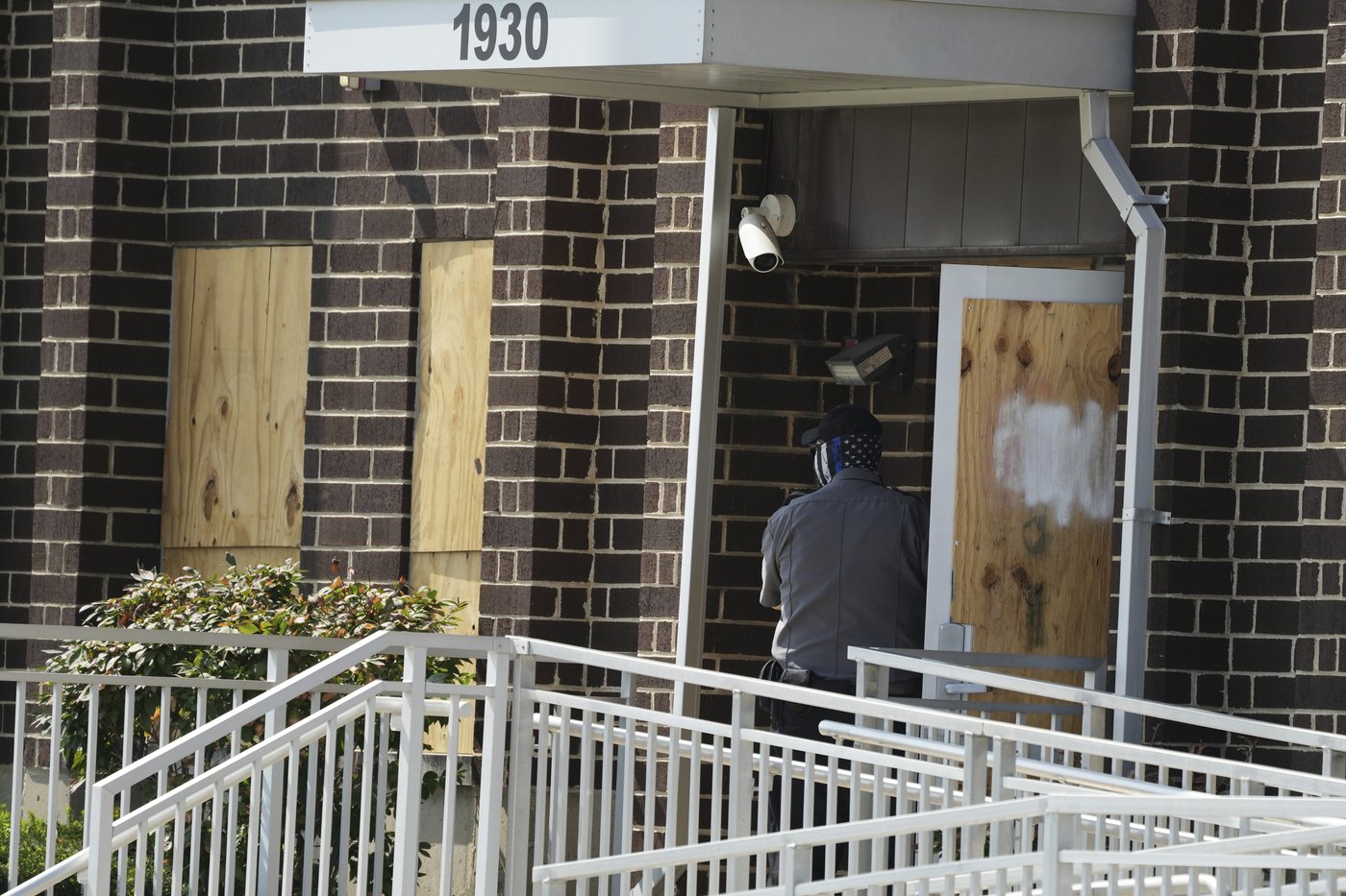 As immigration arrests spike in Chicago, activists escalate tactics to fight back | iNFOnews.ca