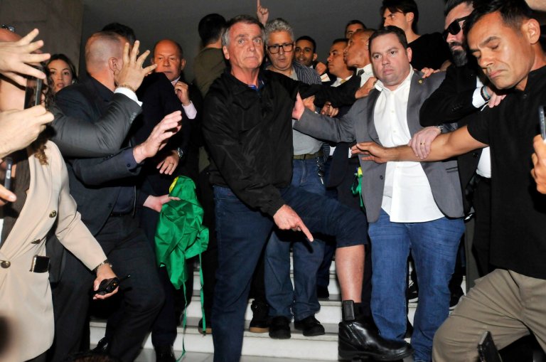 Brazilian ex-President Jair Bolsonaro undergoes double hernia surgery | iNFOnews.ca