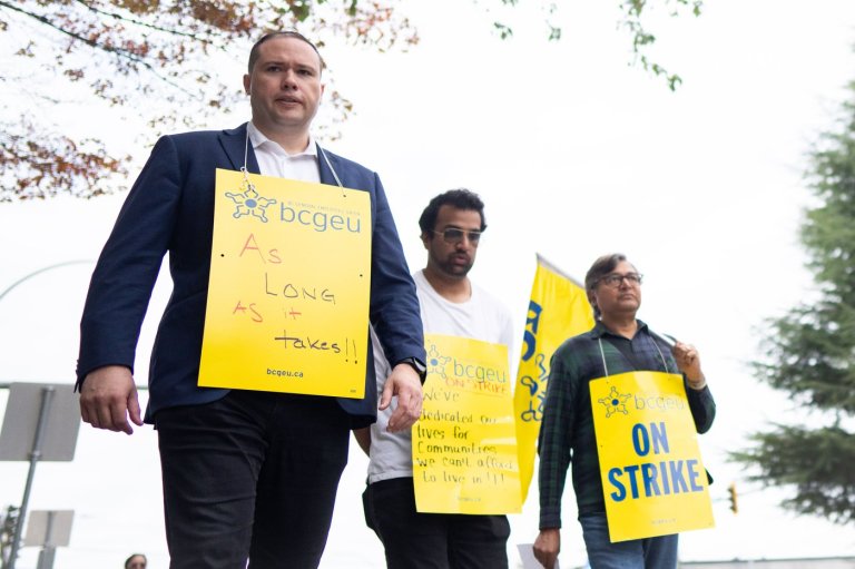 Union says 4,000 workers on 22 pickets as B.C. public service strike expands | iNFOnews.ca
