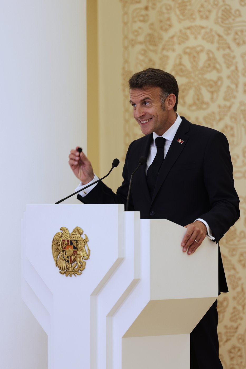 Macron says US and EU are wasting time on tariff threats as Trump fumes over Germany | iNFOnews.ca