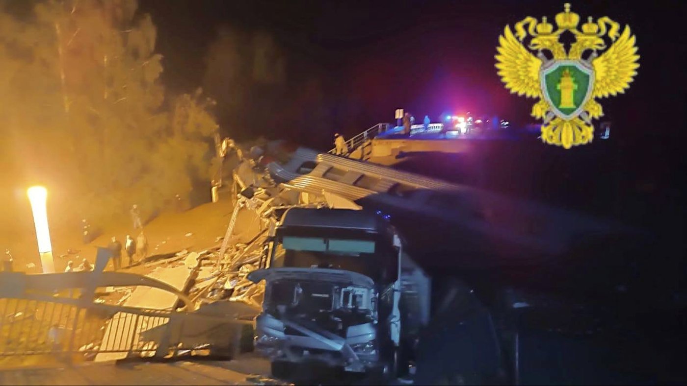 Explosions caused 2 bridges in western Russia to collapse, officials say. 7 people were killed | iNFOnews.ca Explosions caused 2 bridges in western Russia to collapse, officials say. 7 people were killed | iNFOnews.ca