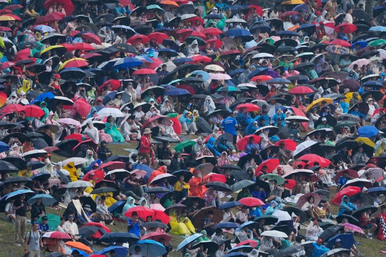 Heavy rain delays start as F1's Bahrain GP takes place in Malaysia | iNFOnews.ca