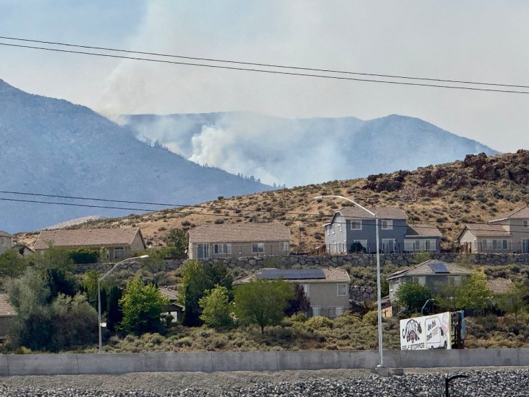 Firefighters are trying to stop a fast-moving Nevada wildfire from spreading to homes in Reno | iNFOnews.ca