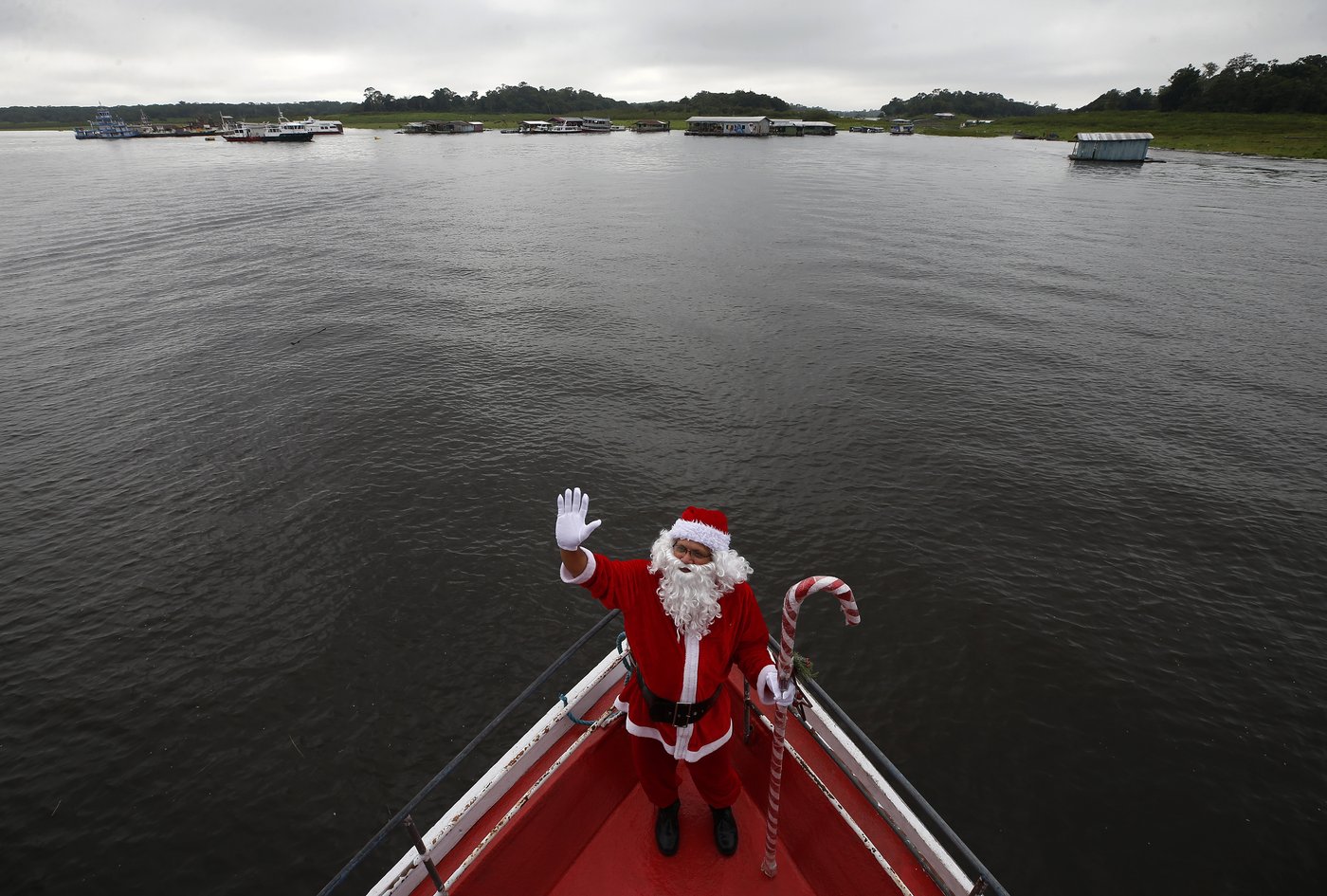 Santa braves the sticky heat of the Amazon jungle to bring gifts to children in remote village | iNFOnews.ca