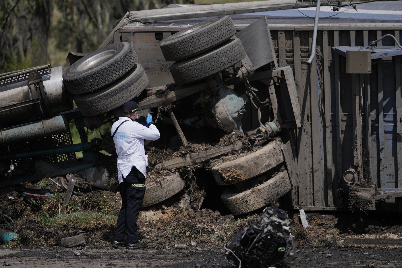 A road accident in Colombia involving several vehicles kills at least 2 people and injures 19 | iNwheels