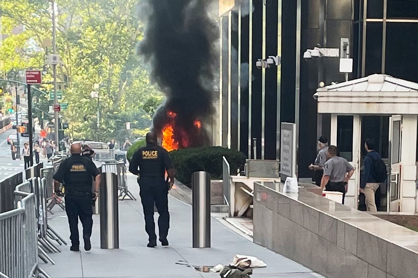 Ex-soldier started a fire and fired a pellet gun outside a New York federal building, FBI says | iNFOnews.ca Ex-soldier started a fire and fired a pellet gun outside a New York federal building, FBI says | iNFOnews.ca