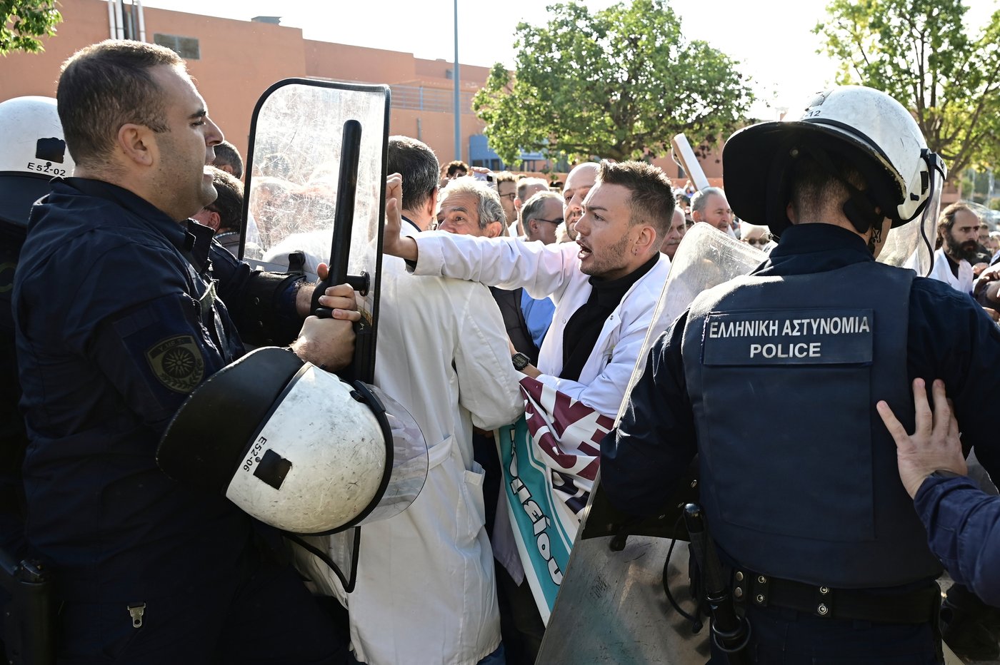 Greek riot police scuffle with protesting doctors during hospital tour by PM Mitsotakis | iNFOnews.ca Greek riot police scuffle with protesting doctors during hospital tour by PM Mitsotakis | iNFOnews.ca