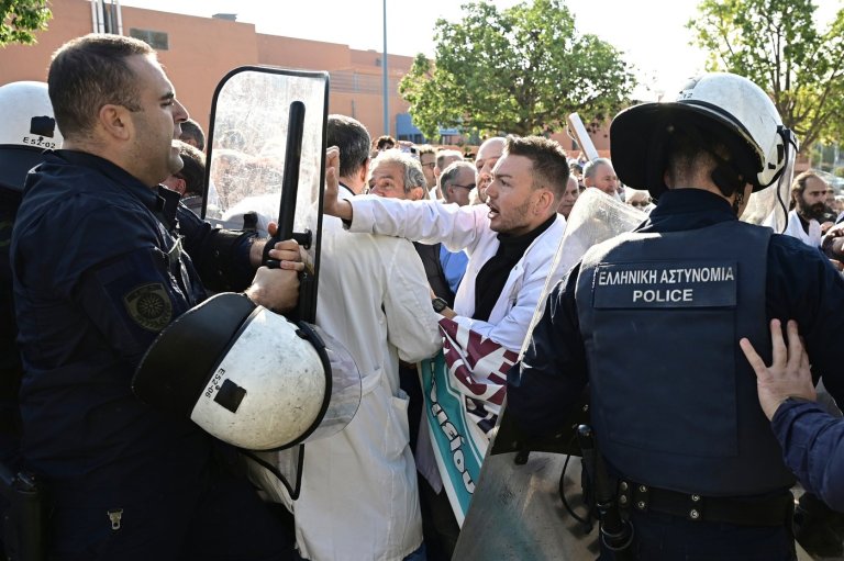 Greek riot police scuffle with protesting doctors during hospital tour by PM Mitsotakis | iNFOnews.ca
