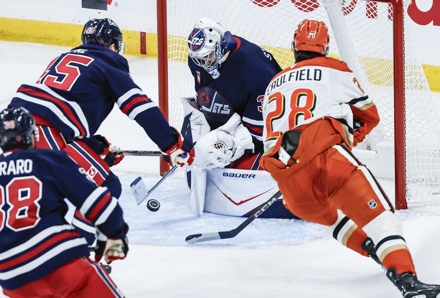 Ducks' Caulfield rewards supporters with first NHL goal in 5-1 win over Jets | iNFOnews.ca Ducks' Caulfield rewards supporters with first NHL goal in 5-1 win over Jets | iNFOnews.ca