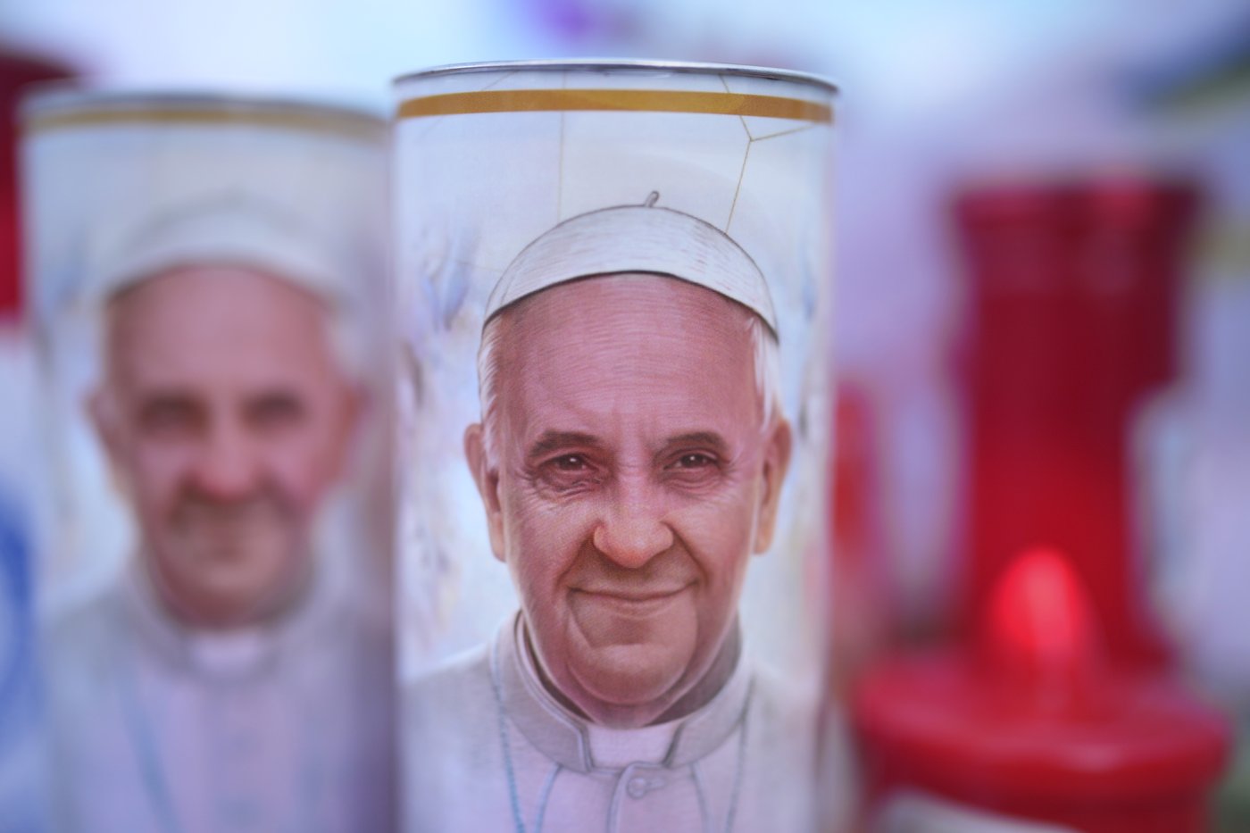 Pope had coughing fit, inhaled vomit and now requires assisted ventilation, Vatican says | iNFOnews.ca