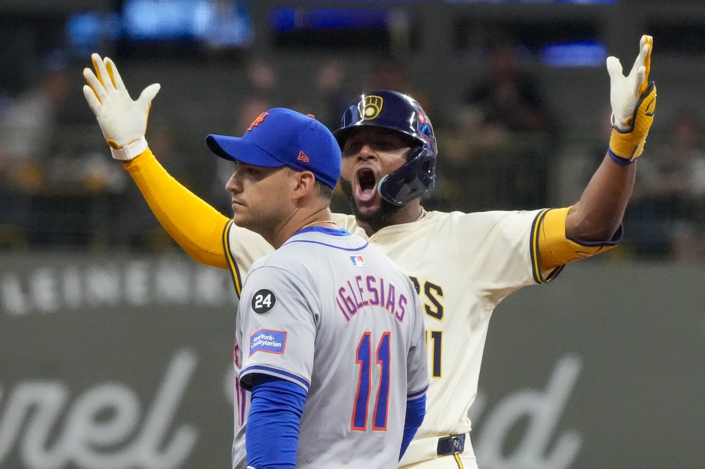 Mets continue wild ride with 8-4 win over Brewers in playoff opener | iNFOnews.ca