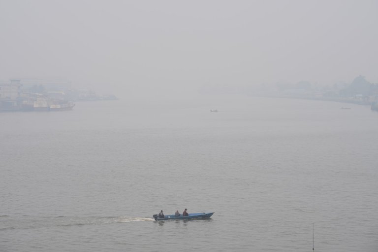 Thick haze disrupts flights on Indonesia's Borneo island | iNFOnews.ca