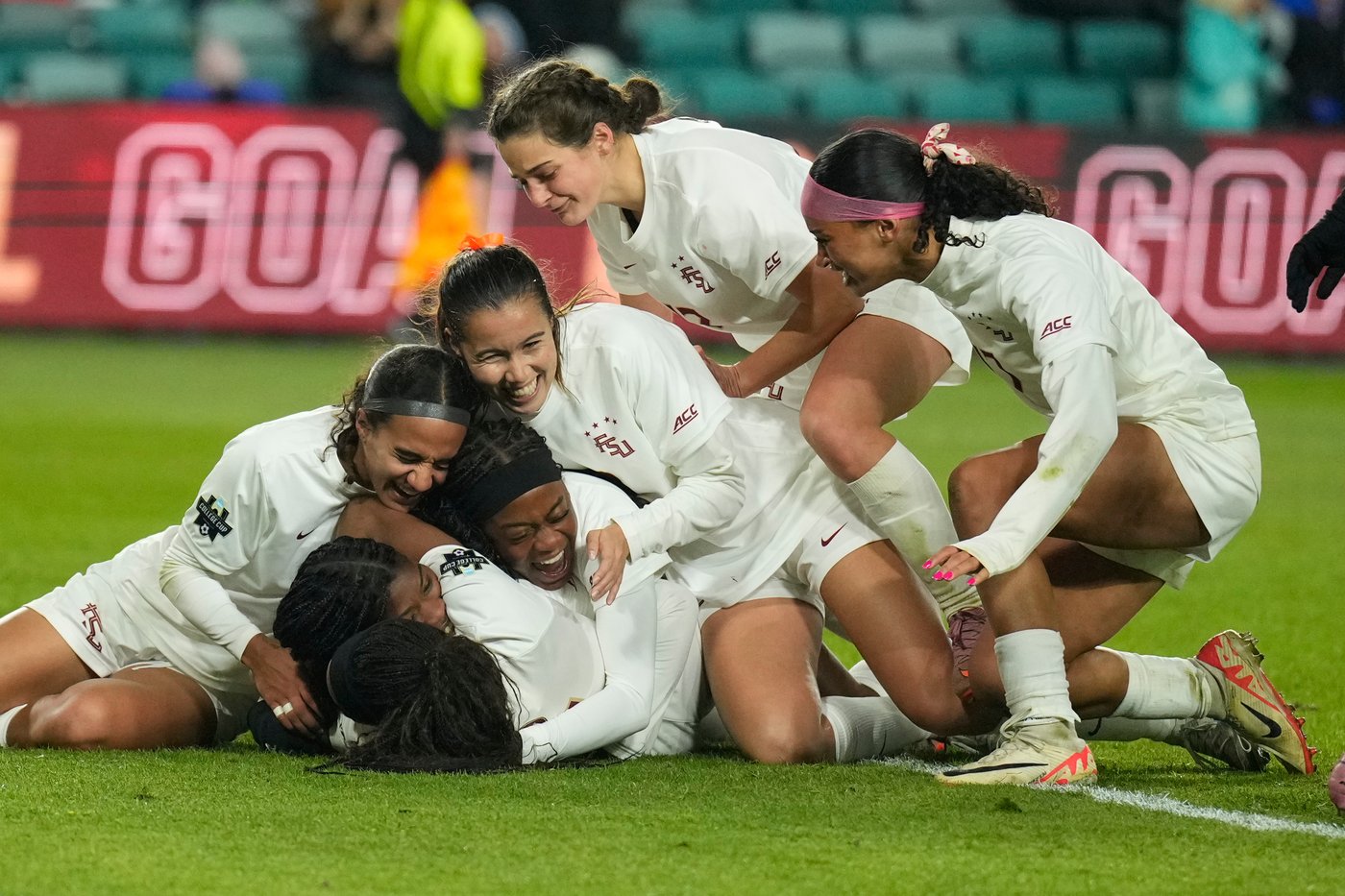 Florida State edges top-seeded Stanford 1-0 to win the Women's College Cup | iNFOnews.ca