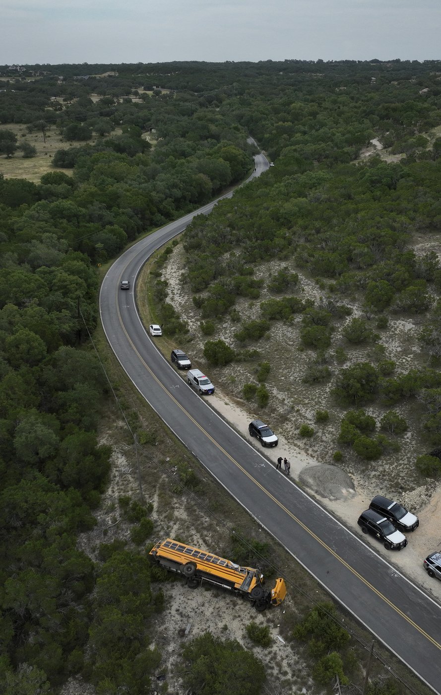Multiple Texas students are injured in a school bus rollover crash on the first day of class | iNFOnews.ca
