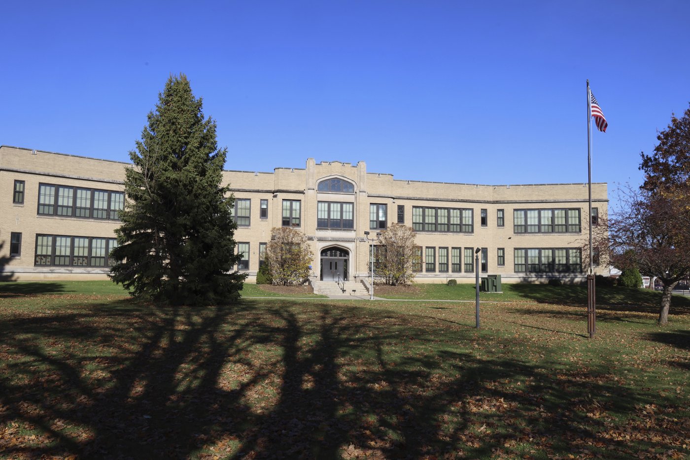 Teen is in custody after trying to enter Wisconsin elementary school while armed, police say | iNFOnews.ca Teen is in custody after trying to enter Wisconsin elementary school while armed, police say | iNFOnews.ca
