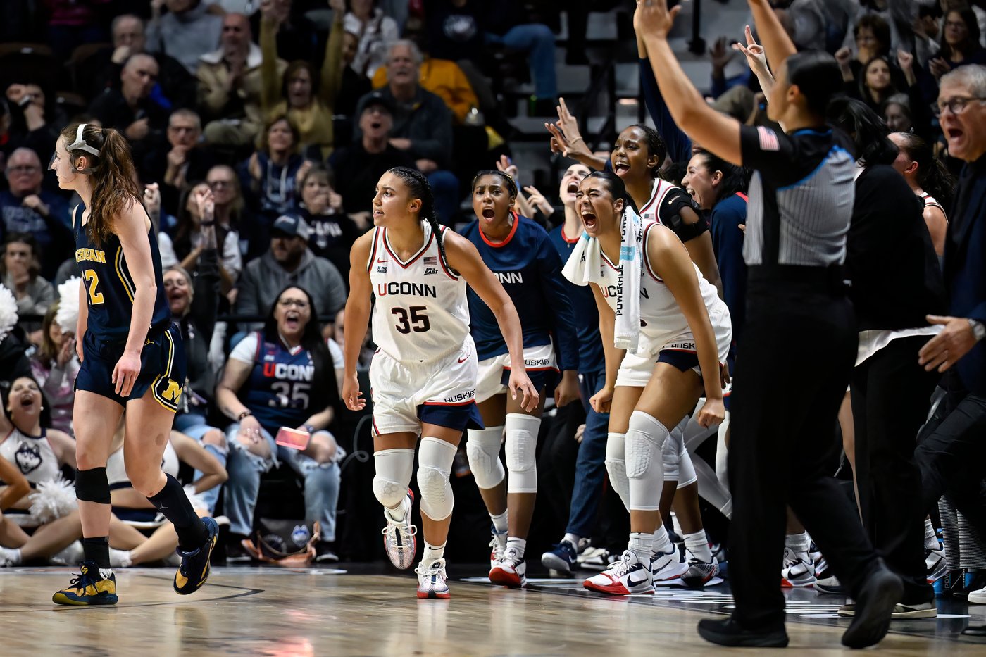 No. 1 UConn holds off No. 6 Michigan 72-69 | iNFOnews.ca