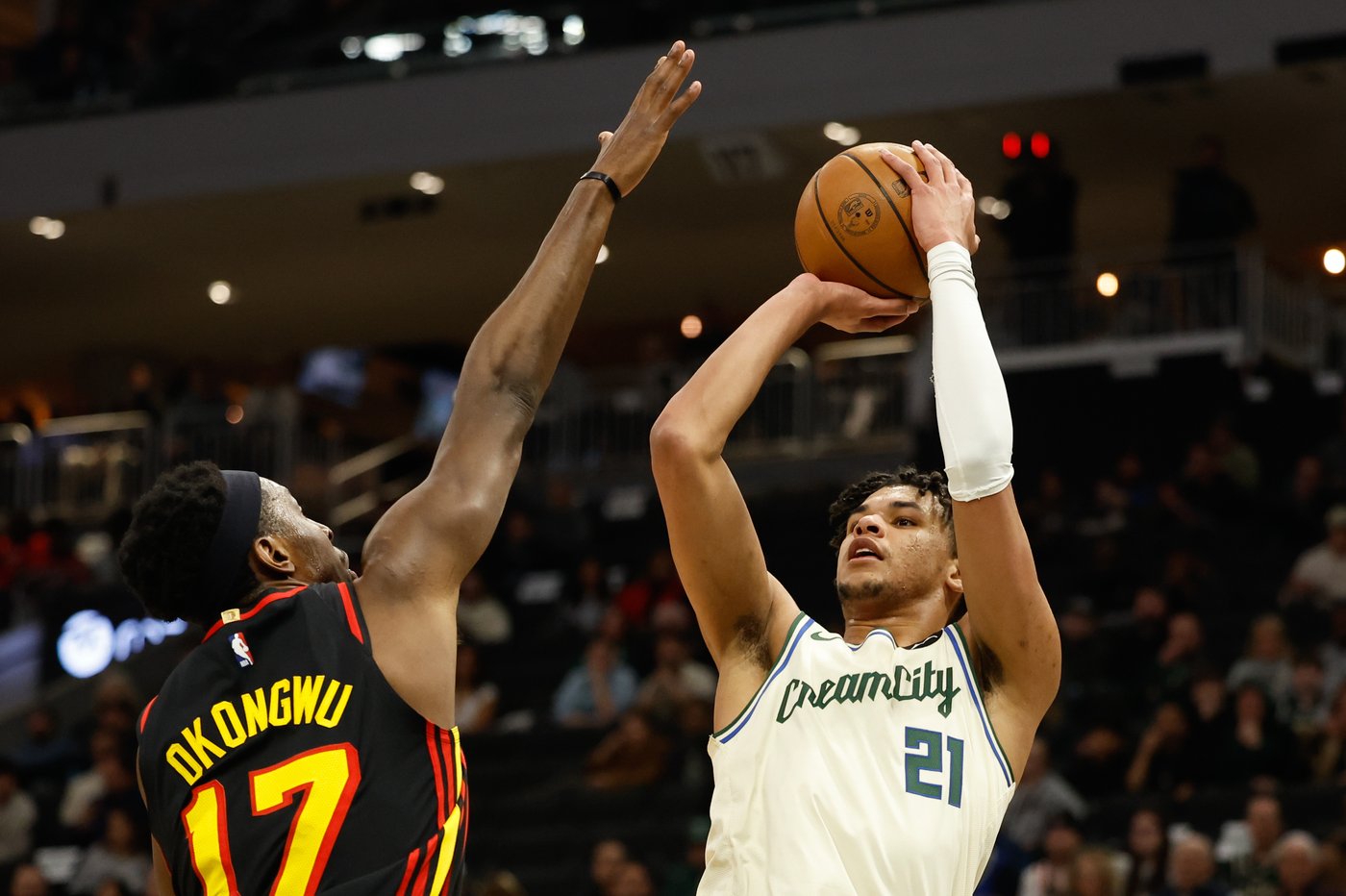 Hawks beat slumping Bucks 131-113 to win 5th straight and climb above .500 | iNFOnews.ca Hawks beat slumping Bucks 131-113 to win 5th straight and climb above .500 | iNFOnews.ca
