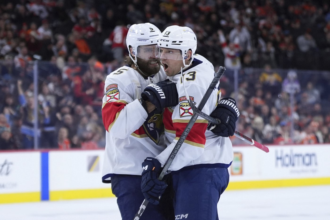 Reinhart's late goal lifts Panthers past Flyers 7-5 | iNFOnews.ca