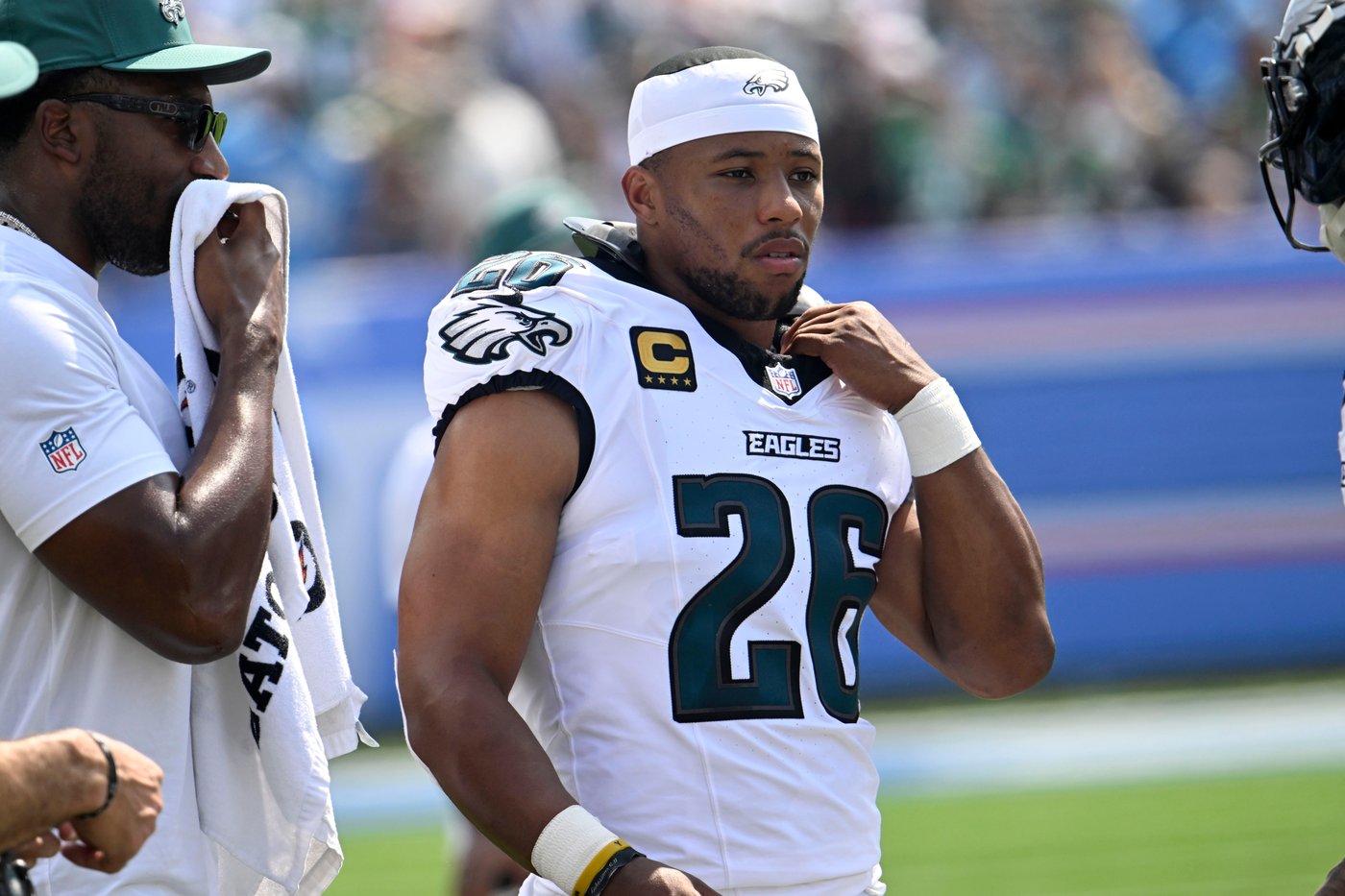 Eagles' Saquon Barkley returns after suffering left arm injury against Titans | iNFOnews.ca