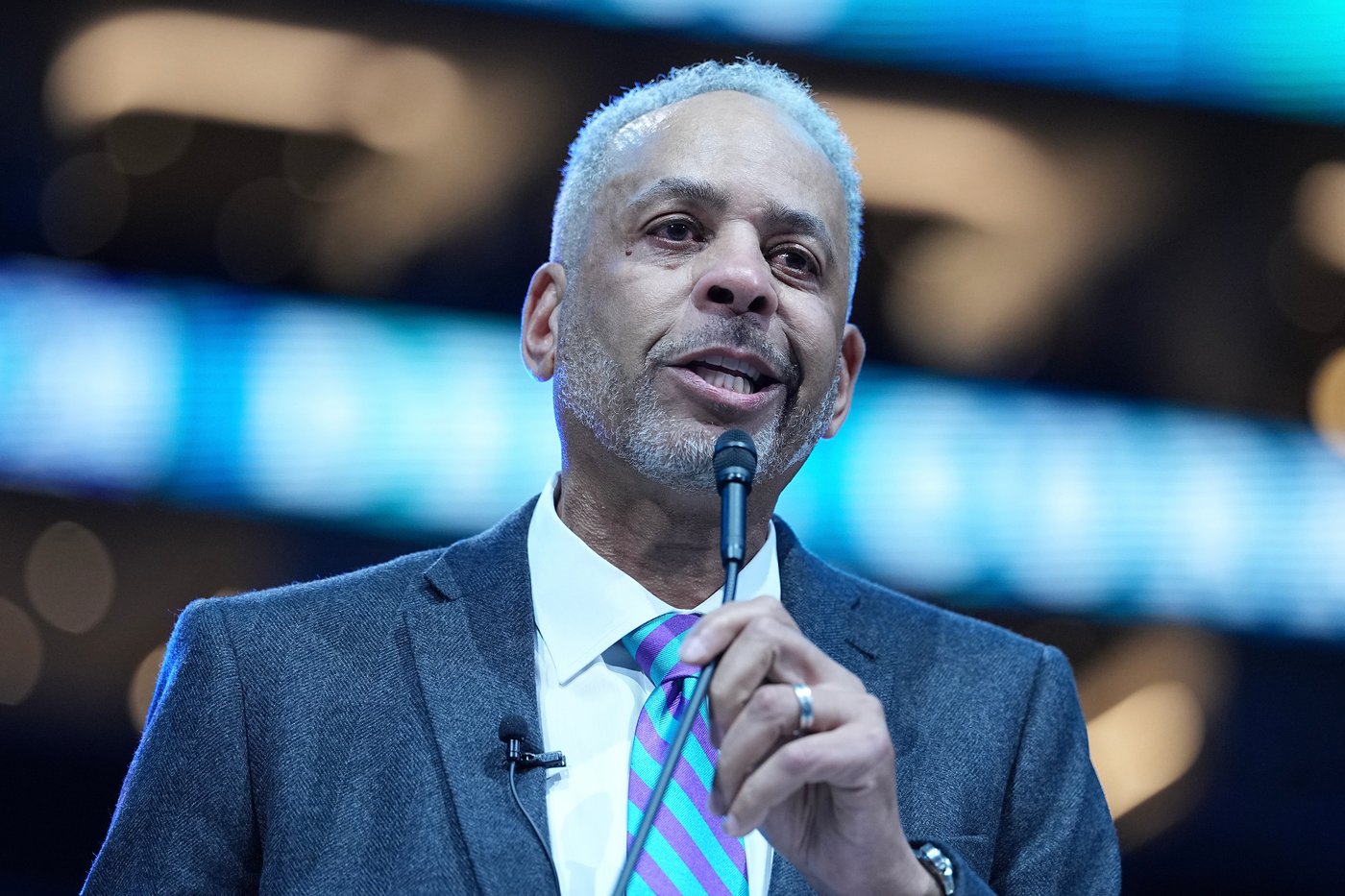 A deserved tribute for Dell Curry, who has his No. 30 jersey raised to the Charlotte rafters | iNFOnews.ca