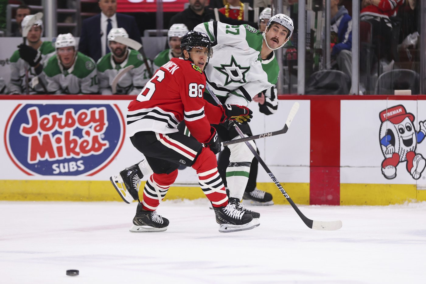 Taylor Hall's fifth career hat trick leads Blackhawks over Stars 6-2 | iNFOnews.ca Taylor Hall's fifth career hat trick leads Blackhawks over Stars 6-2 | iNFOnews.ca