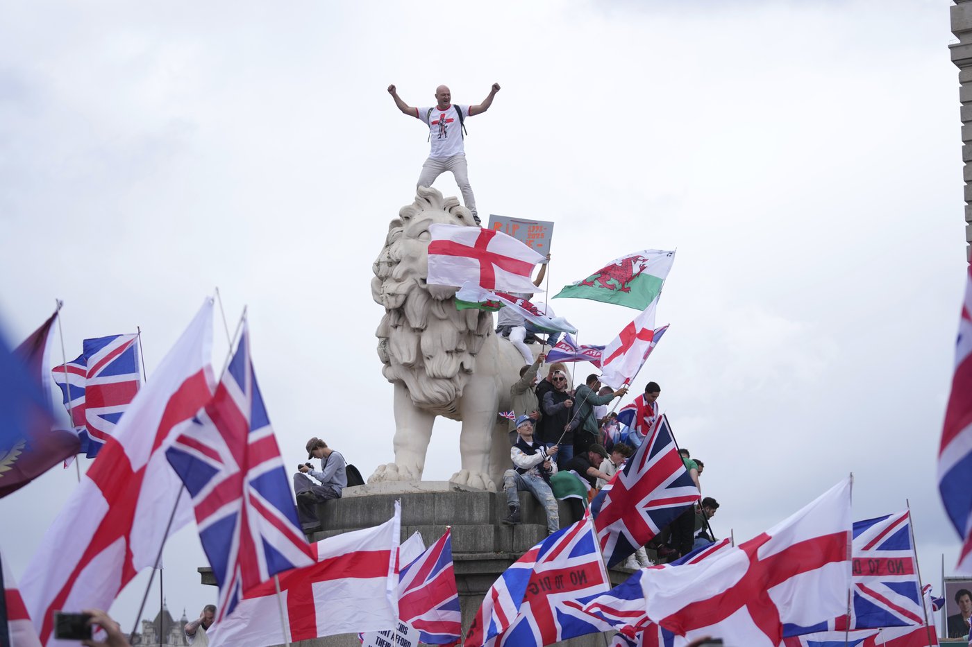 More than 100,000 attend London protest organized by far-right activist, with clashes breaking out | iNFOnews.ca More than 100,000 attend London protest organized by far-right activist, with clashes breaking out | iNFOnews.ca
