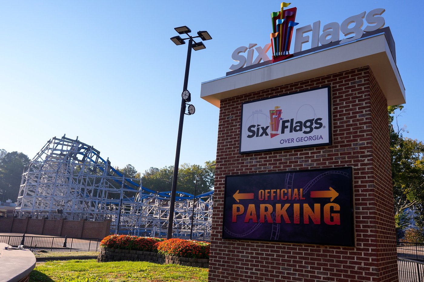 Visitors witness a man being thrown to his death from a Six Flags roller coaster in Georgia | iNFOnews.ca