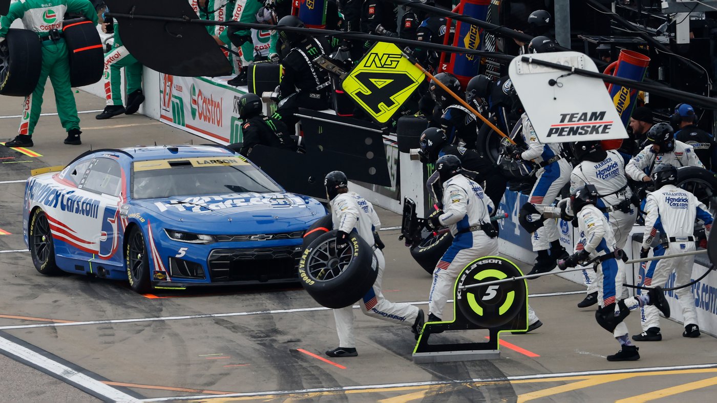 Kyle Larson passes Chase Briscoe with 7 laps left to win for the fourth time at Kansas Speedway | iNFOnews.ca Kyle Larson passes Chase Briscoe with 7 laps left to win for the fourth time at Kansas Speedway | iNFOnews.ca