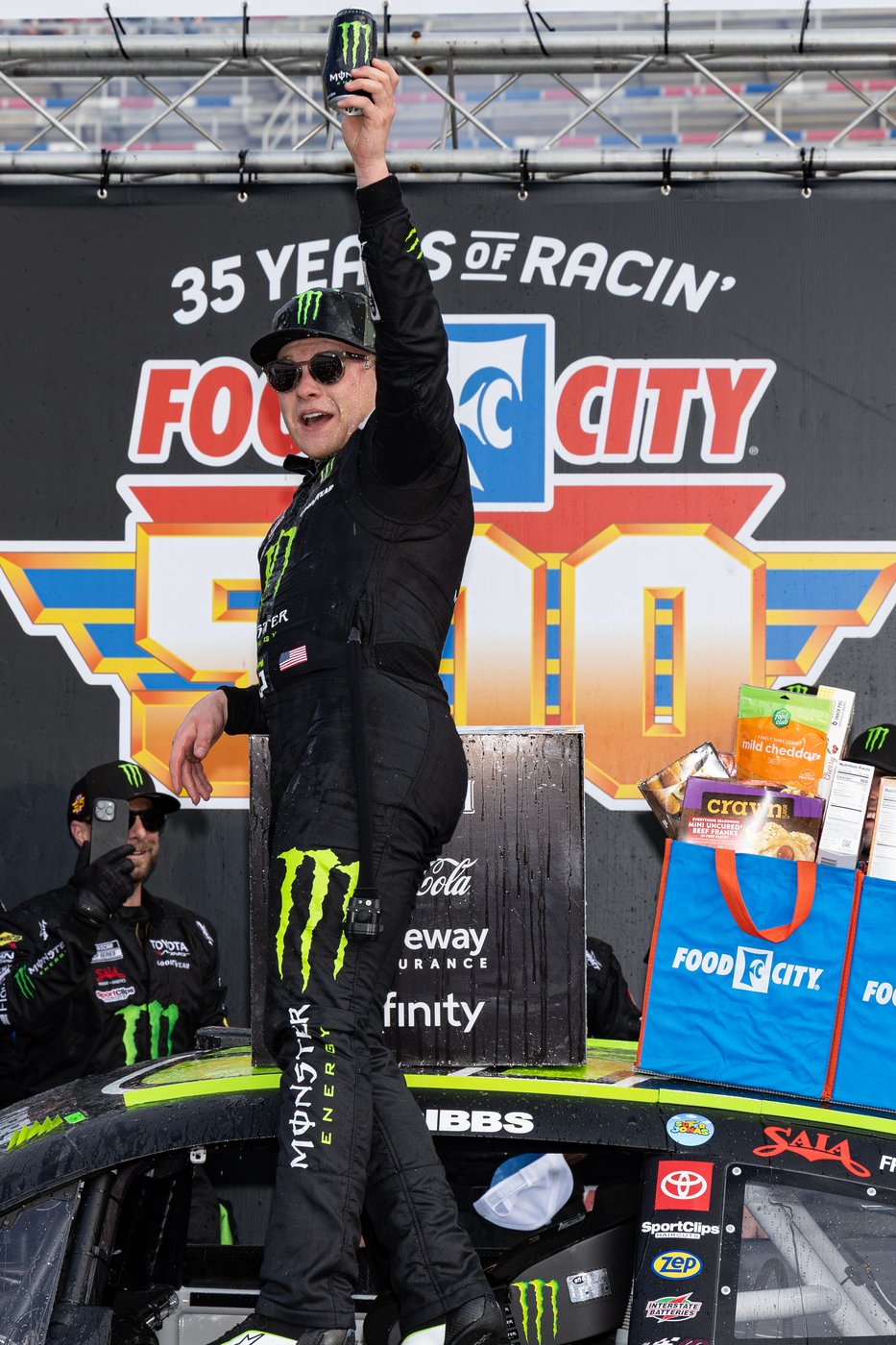 Ty Gibbs earns first NASCAR Cup victory at Bristol, beating Kyle Larson and Ryan Blaney | iNFOnews.ca