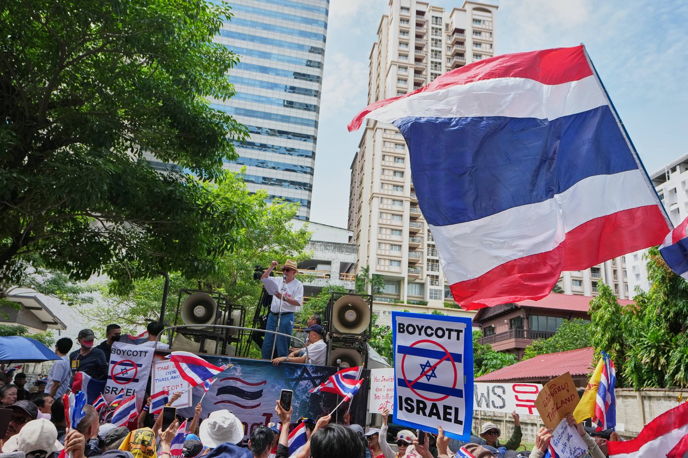 Hundreds rally at Israeli embassy in Bangkok to demand foreigners respect Thai laws | iNFOnews.ca Hundreds rally at Israeli embassy in Bangkok to demand foreigners respect Thai laws | iNFOnews.ca