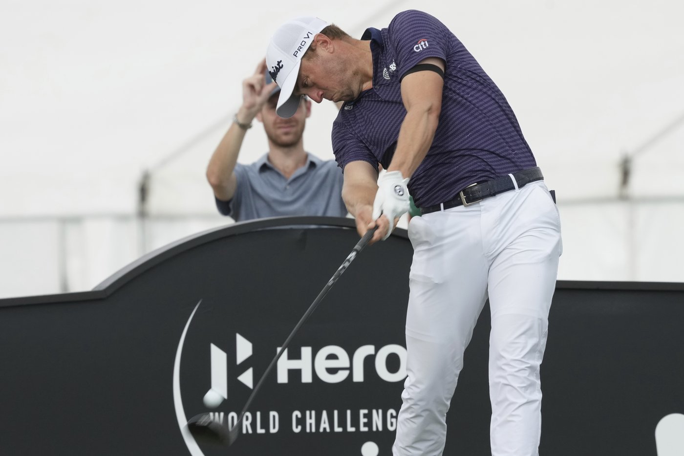 Scottie Scheffler has new putting grip and trails Cameron Young by 3 in Bahamas | iNFOnews.ca