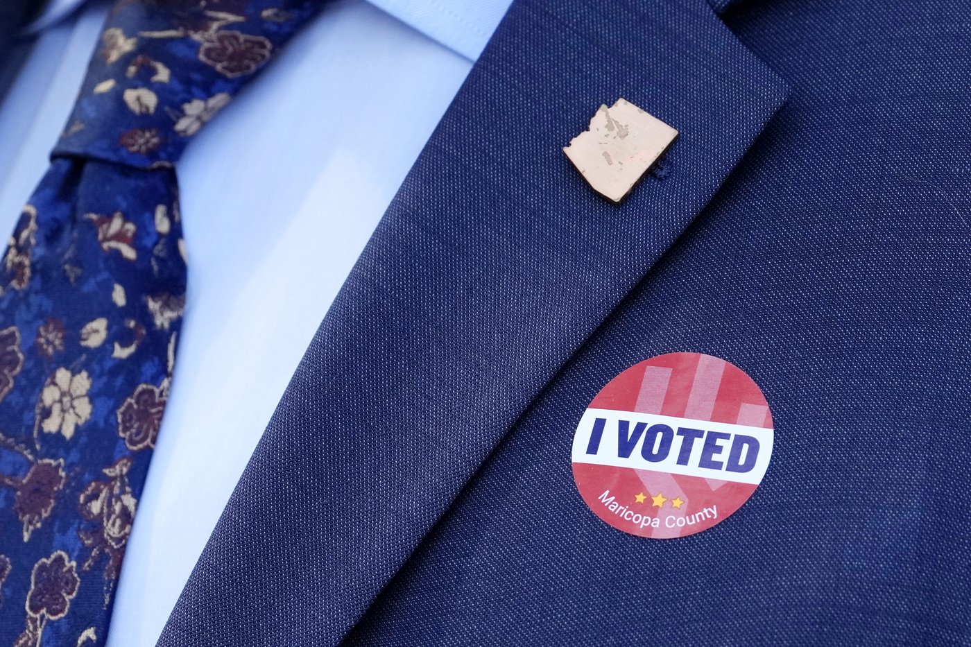 Early in-person voting begins in Arizona, drawing visits from Harris and Trump | iNFOnews.ca