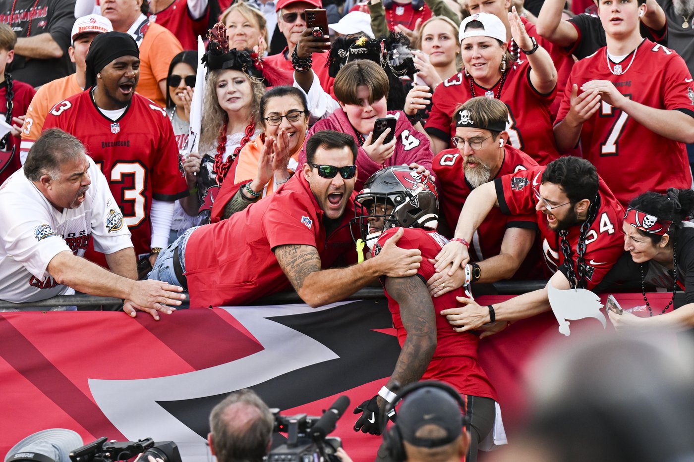 Mike Evans reaches 1,000 yards receiving and Buccaneers clinch NFC South with win over Saints | iNFOnews.ca