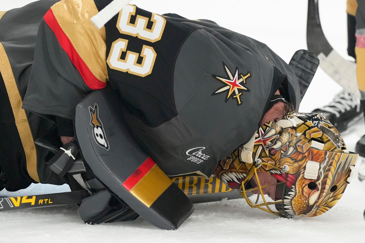 Golden Knights goalie Adin Hill leaves game in first period with injury | iNFOnews.ca