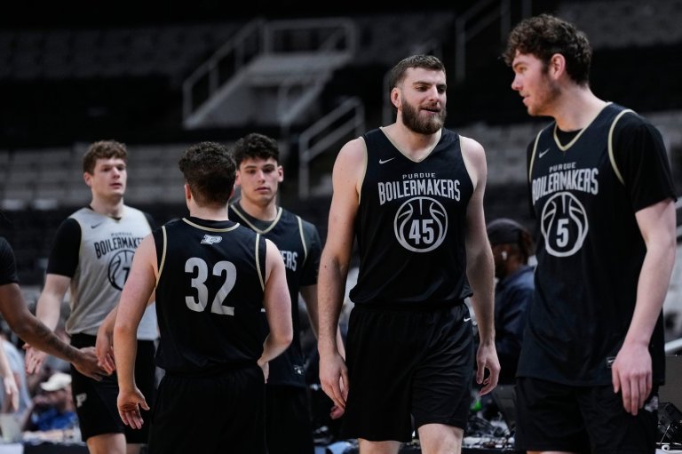 Oscar Cluff left Australia to play at a US junior college. Now he's in the Sweet 16 with Purdue | iNFOnews.ca