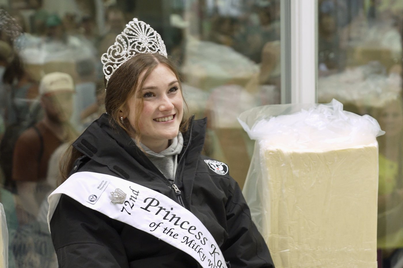 Minnesota State Fair butter sculpture tradition has dairy princesses bundling up in the summer | iNFOnews.ca