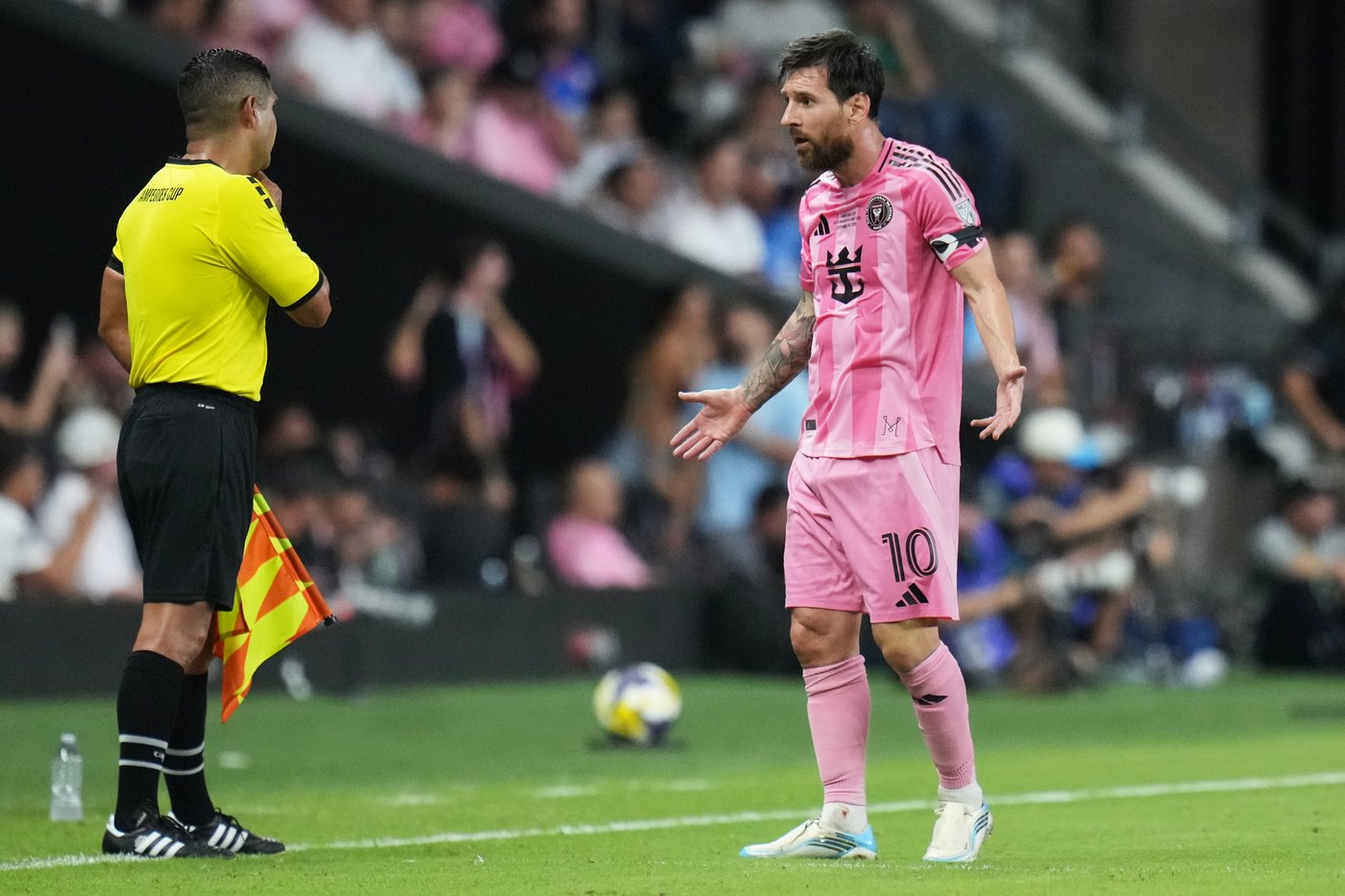 Video shows Messi pointing his finger at MLS commissioner Don Garber during postgame exchange | iNFOnews.ca Video shows Messi pointing his finger at MLS commissioner Don Garber during postgame exchange | iNFOnews.ca