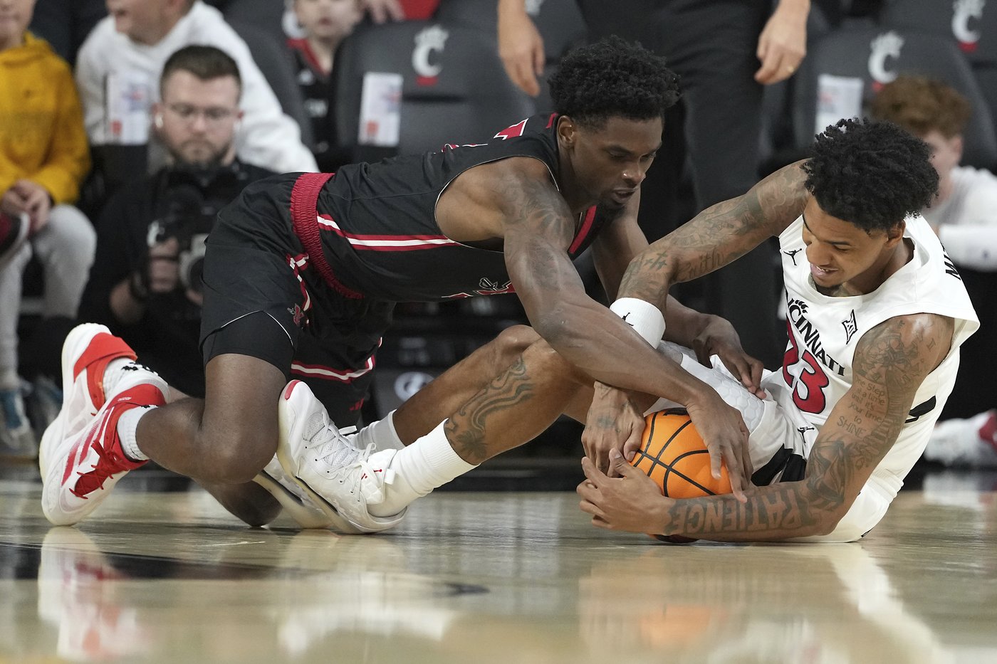 Simas Lukosius, Jizzle James each score 19 points and No. 17 Cincinnati beats Nicholls State 86-49 | iNFOnews.ca